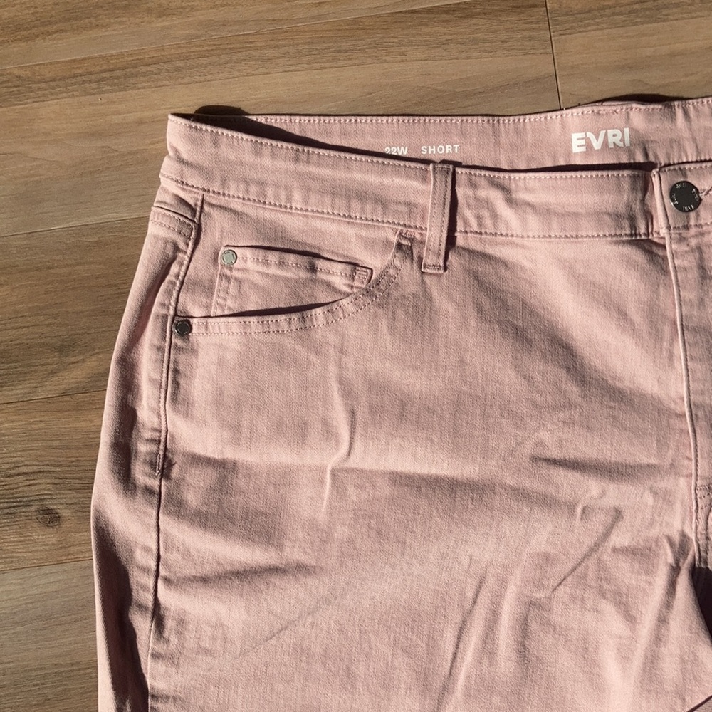 EVRI raw hem denim short with stretch size 22W - Picture 10 of 14